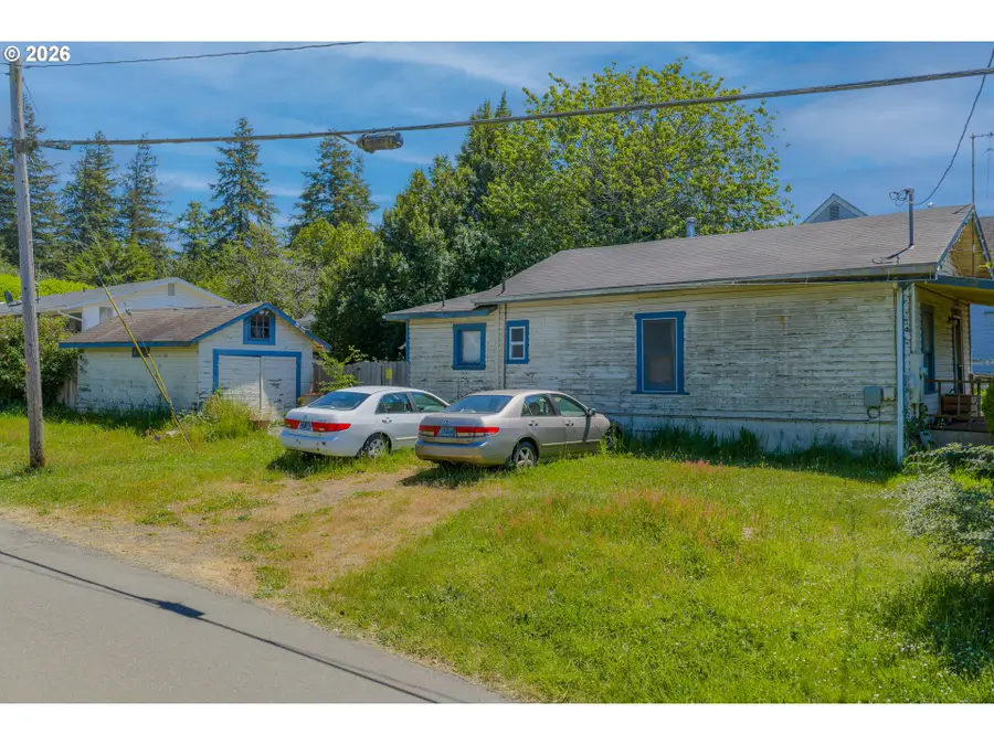 692 N Elliott St, Coquille, OR 97423 - #3