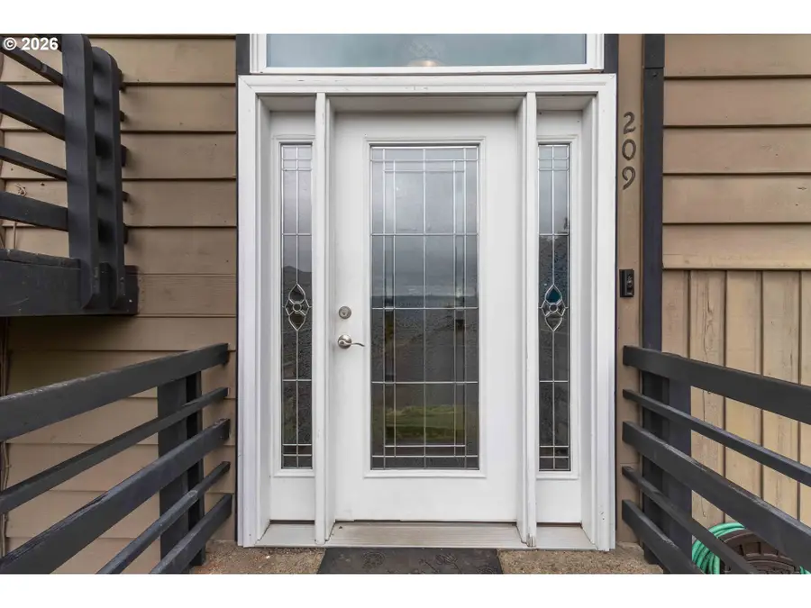209 Curtis Dr, Longview, WA 98632 - #2
