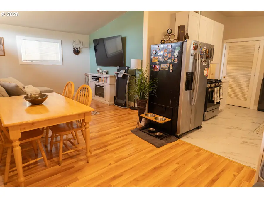 509 NW Elwood Dr, Winston, OR 97496 - #3