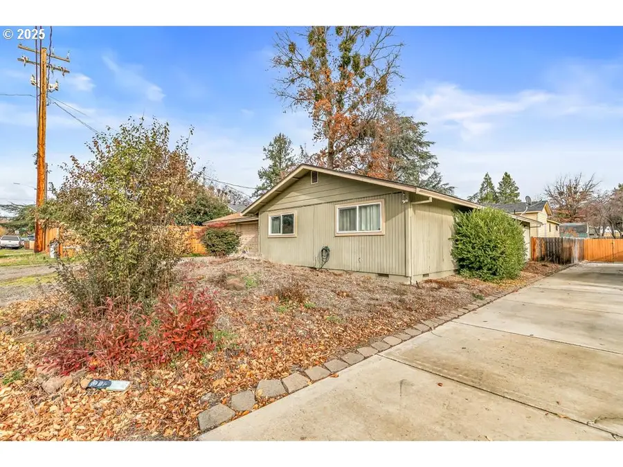 317 Highland Dr, Medford, OR 97504 - Image #3