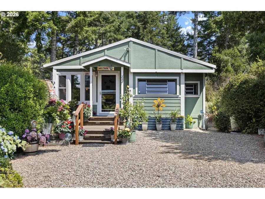 252 Outer Dr, Florence, OR 97439 - #3