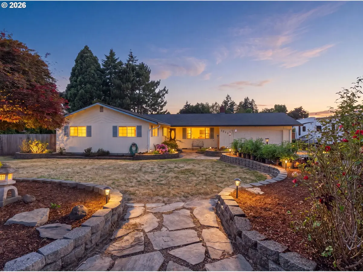 1211 N Sitka Ave, Newberg, OR 97132 - #1