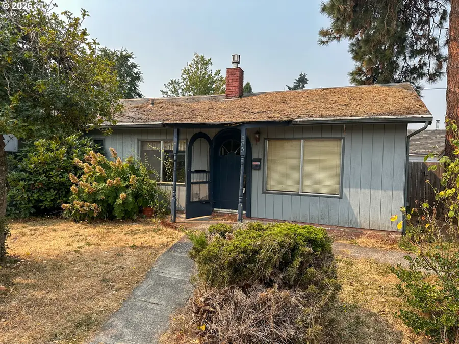 205 W Clarendon St, Gladstone, OR 97027 - #2
