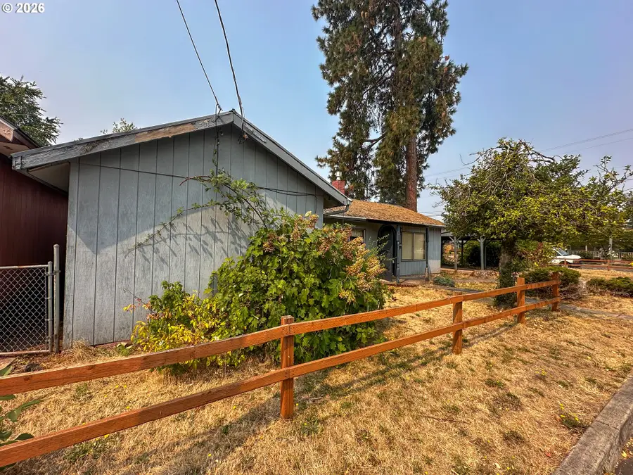 205 W Clarendon St, Gladstone, OR 97027 - #3