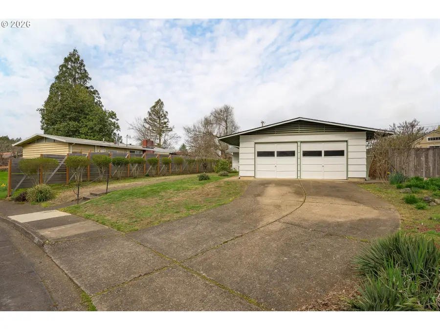 585 E 36th Ave, Eugene, OR 97405 - #3