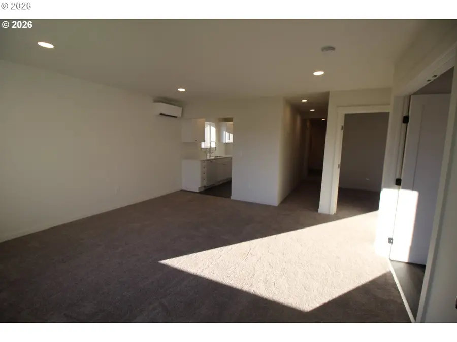 186 SW Rainbow Ave, Dallas, OR 97338 - #2