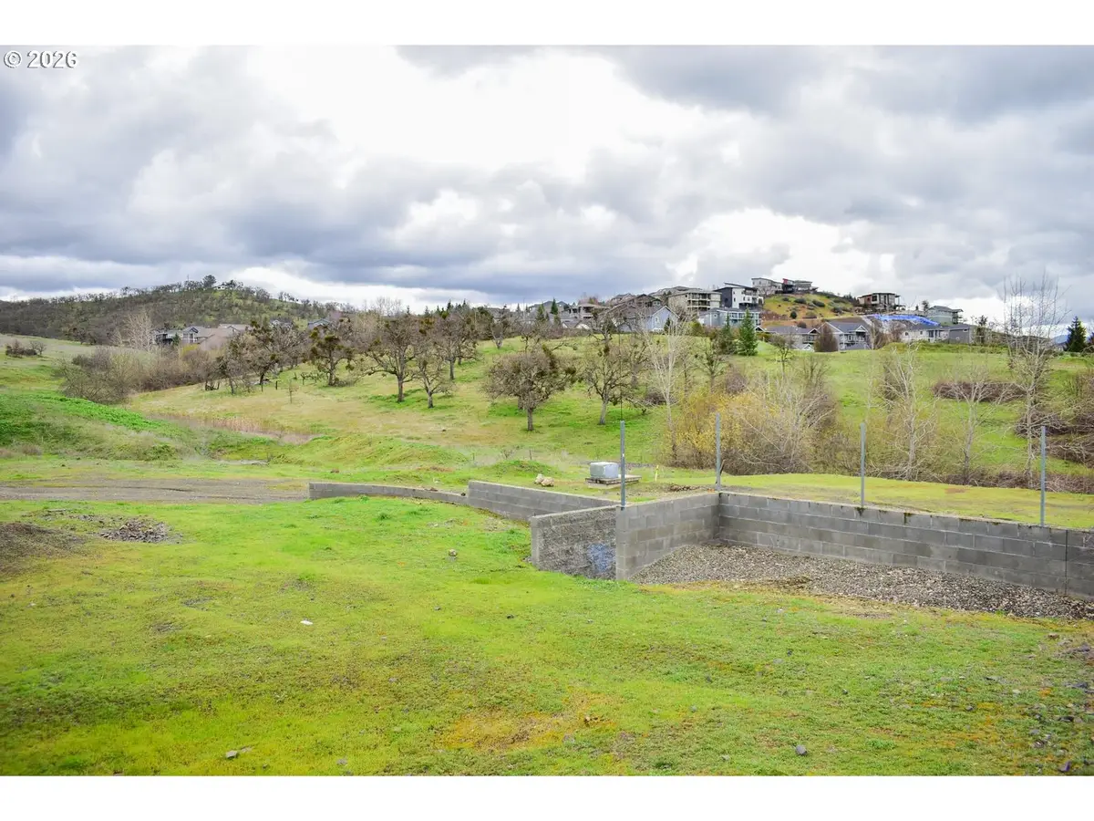 3010 Lone Pine Dr, Medford, OR 97504 - #1