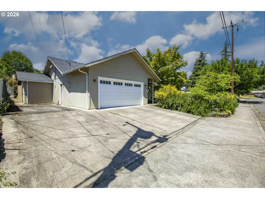 1528 NW Grove St, Roseburg, OR 97471 - #2