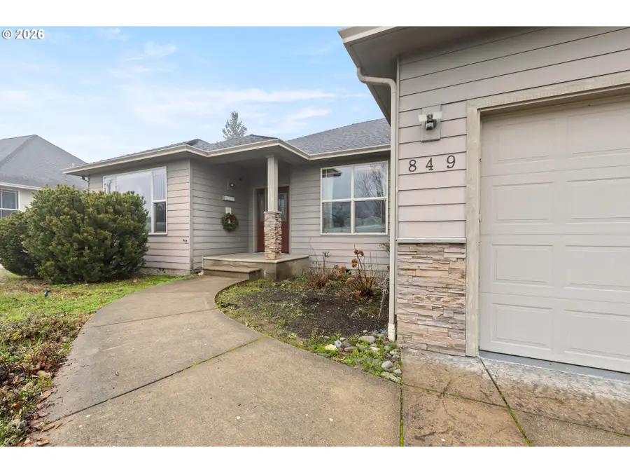 849 North View Dr, Winchester, OR 97495 - Image #2