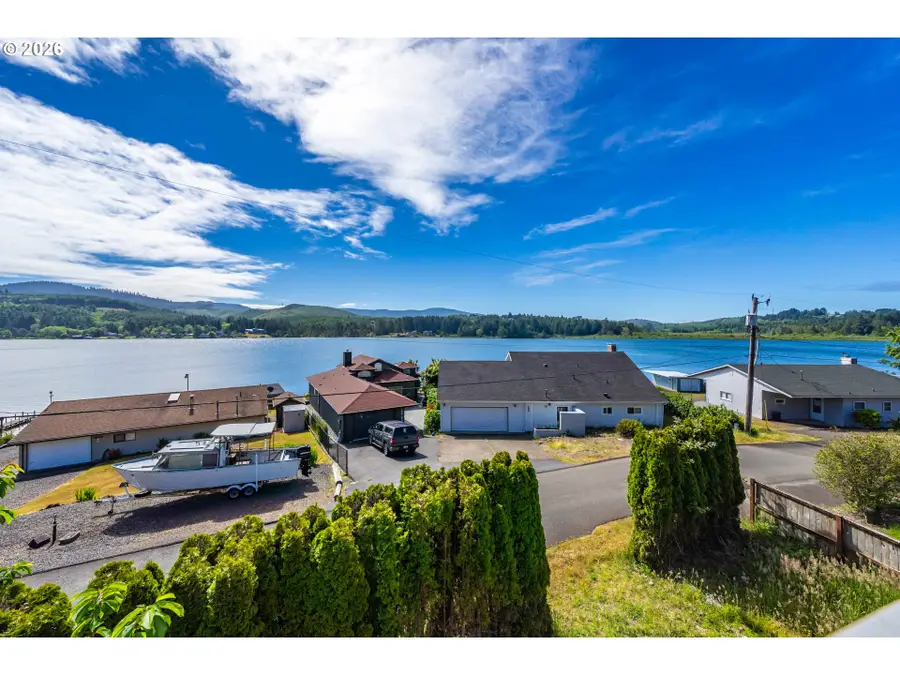 1017 NE Lake Dr, Lincoln City, OR 97367 - #2