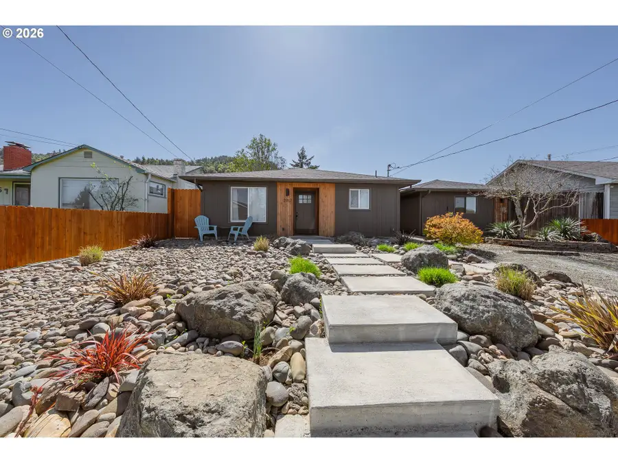 2767 W Langenberg Ave, Roseburg, OR 97471 - #2