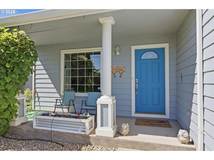 1924 W 10th Ave, Junction City, OR 97448 - #3