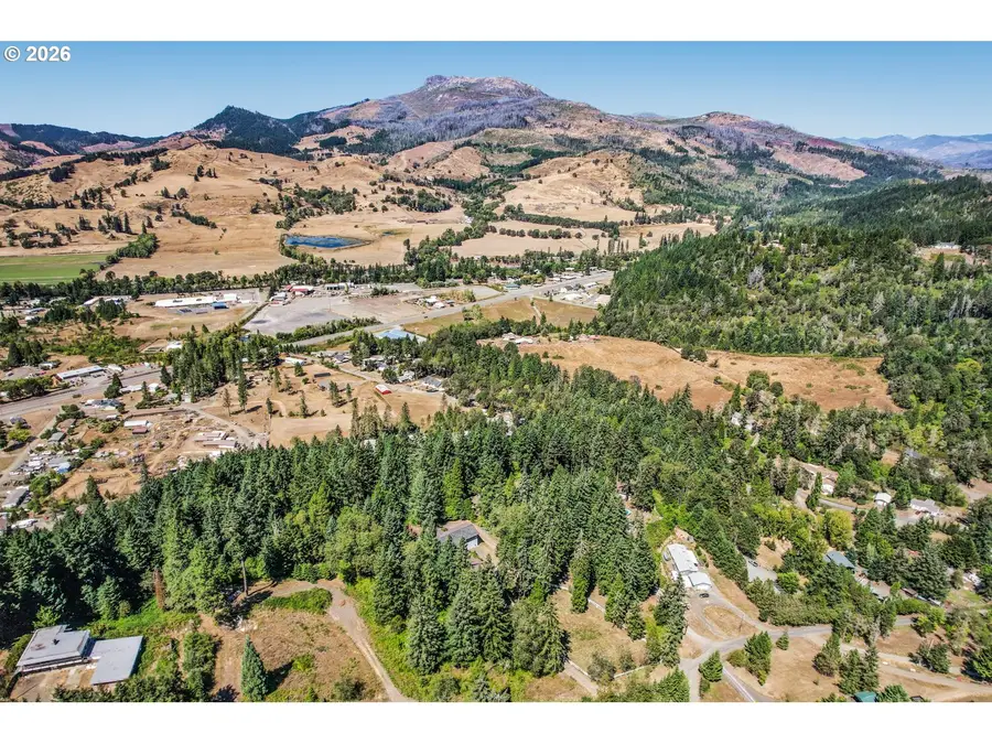 283 Upper Terrace Ln, Glide, OR 97443 - #2