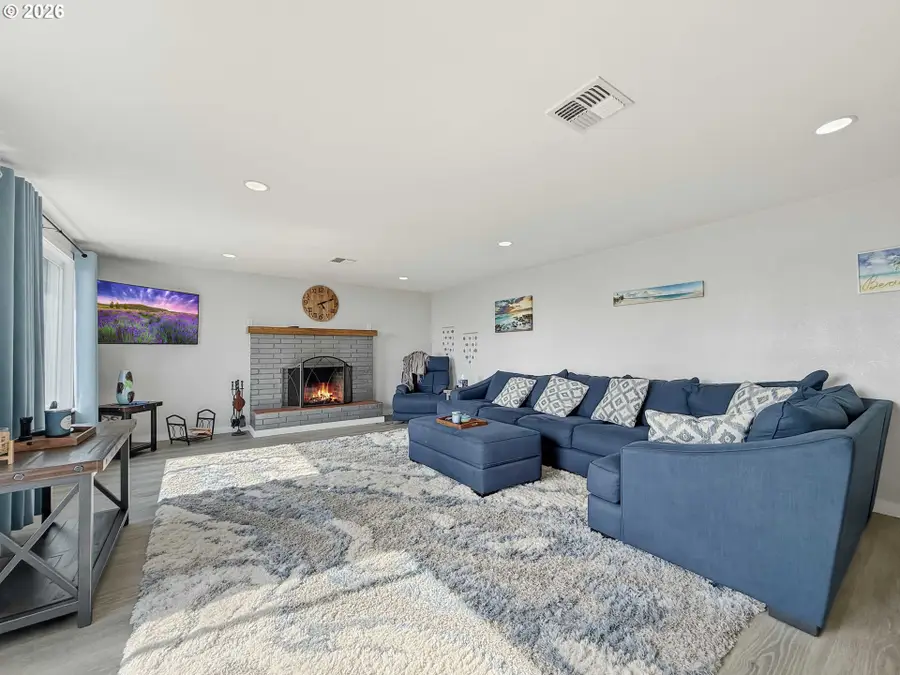 16009 Hannan Ln, Brookings, OR 97415 - #2