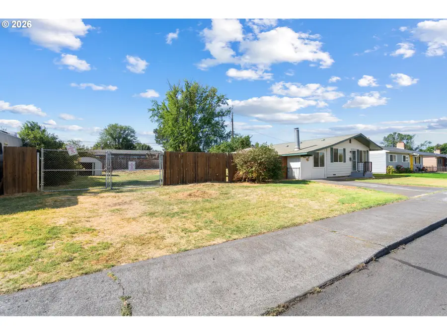 235 W Highland Ave, Hermiston, OR 97838 - #2