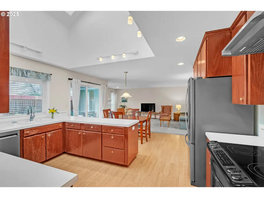 2463 SW Phyllis Dr Sw, Gresham, OR 97080 - Image #3