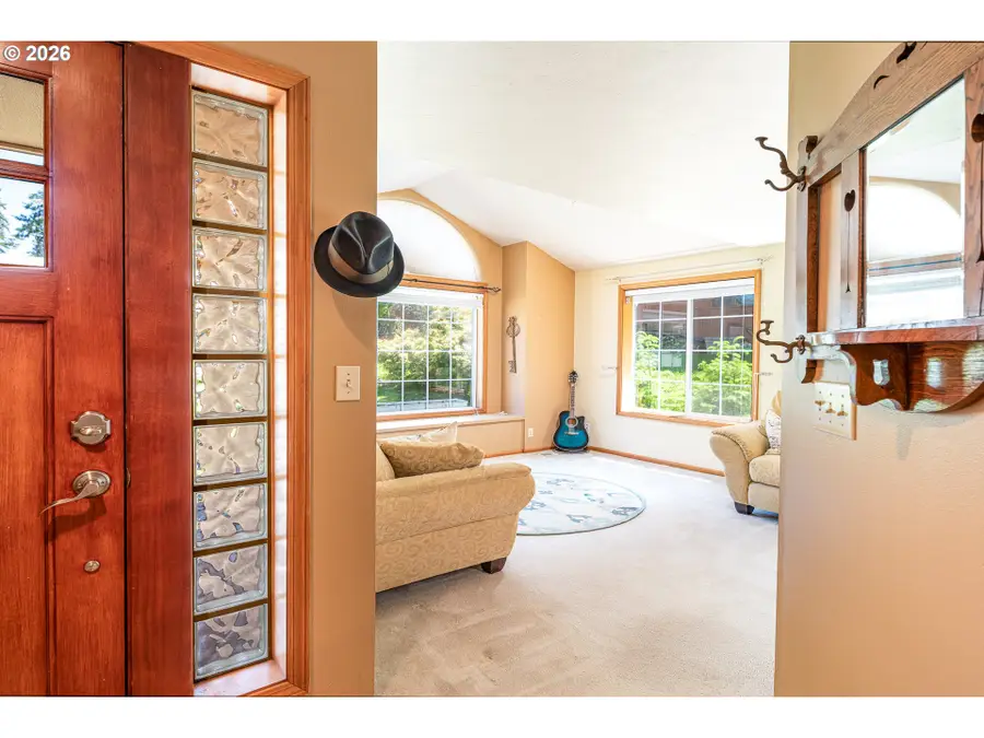 586 S 68th Pl, Springfield, OR 97478 - #3