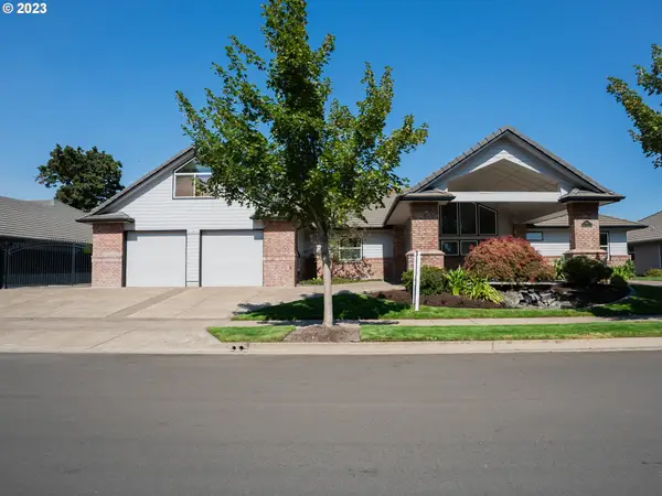 906 Mckenzie Crest Dr, Springfield, OR 97477
