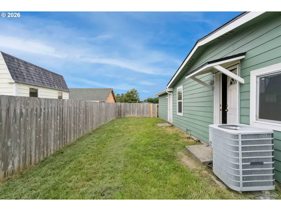 1188 Indiana Ave, Bandon, OR 97411 - #3