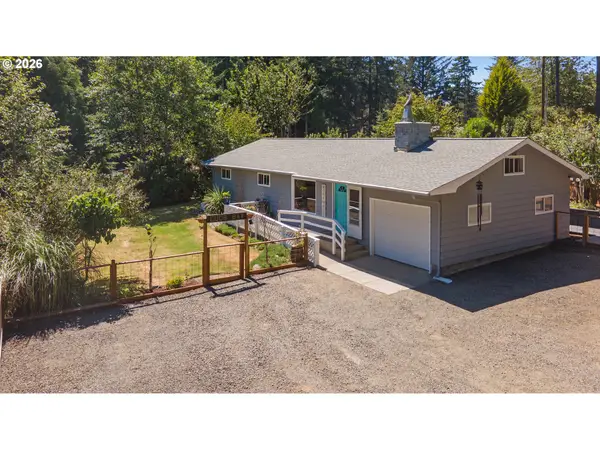 4976 Lake Dr, Florence, OR 97439