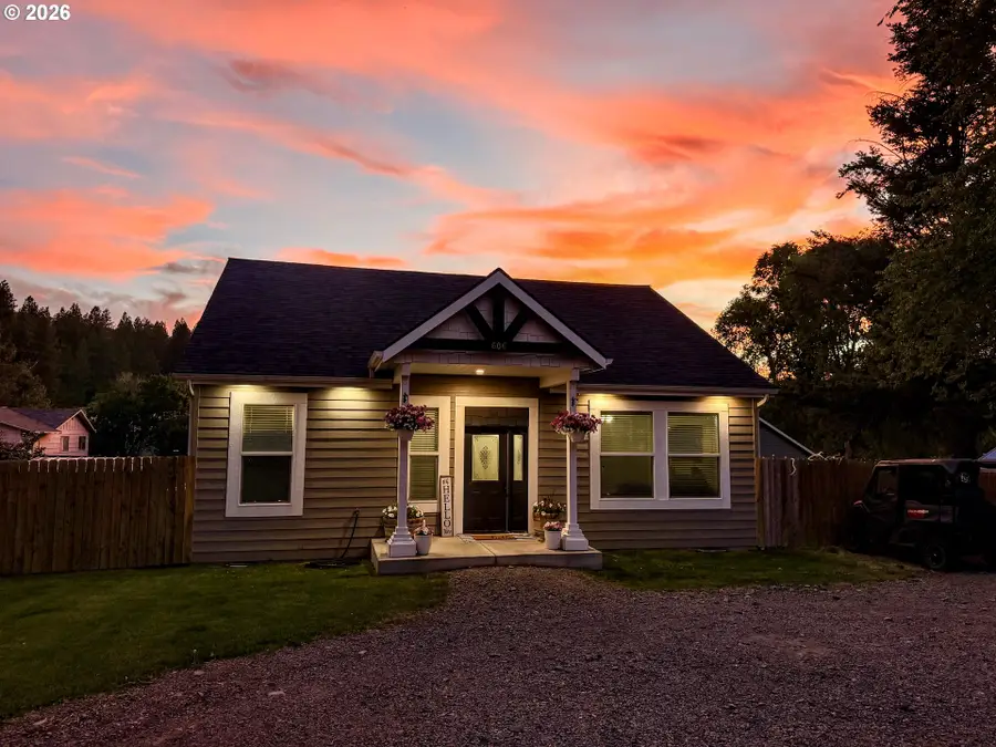 606 2nd St, Cove, OR 97824 - #2