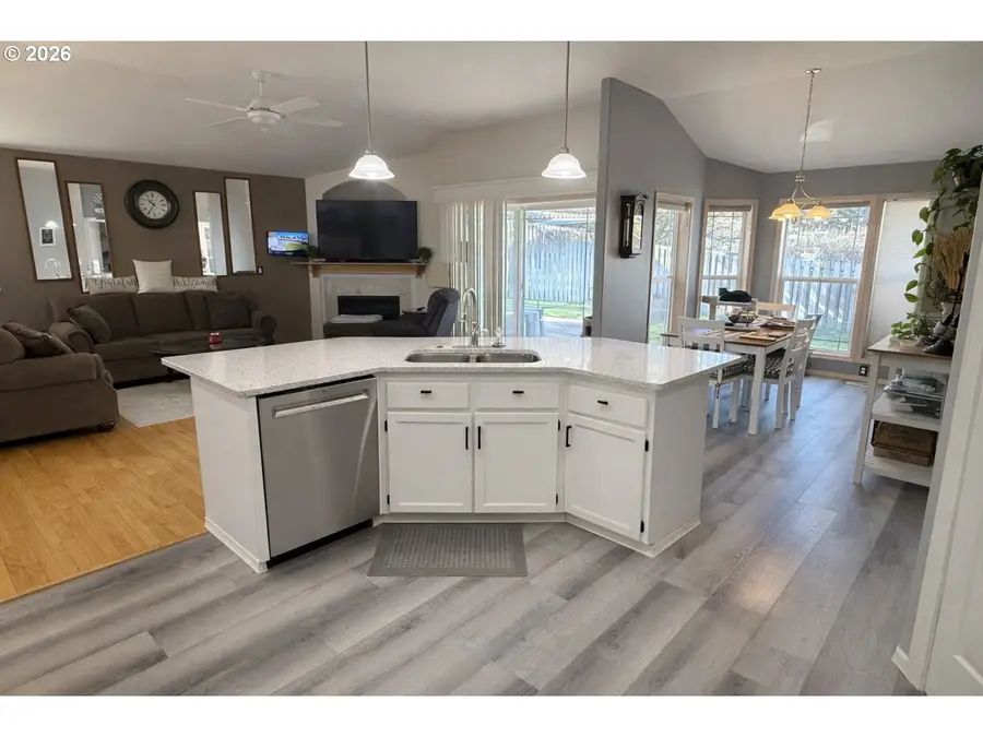 220 SE 11th St, Hermiston, OR 97838 - #3