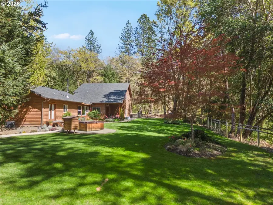 737 Pinecrest Dr, Grants Pass, OR 97526 - #2