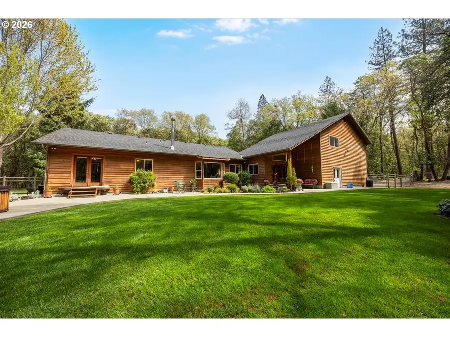 737 Pinecrest Dr, Grants Pass, OR 97526 - #3