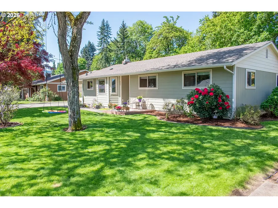 322 W Hickory St, Roseburg, OR 97471 - #2