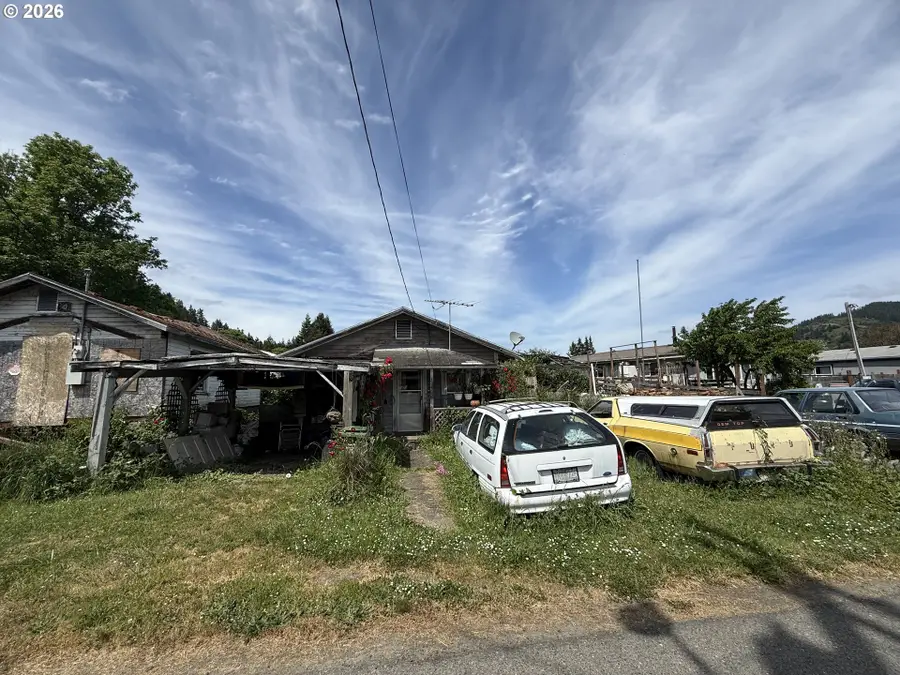 320 W Cedar St, Powers, OR 97466 - #3