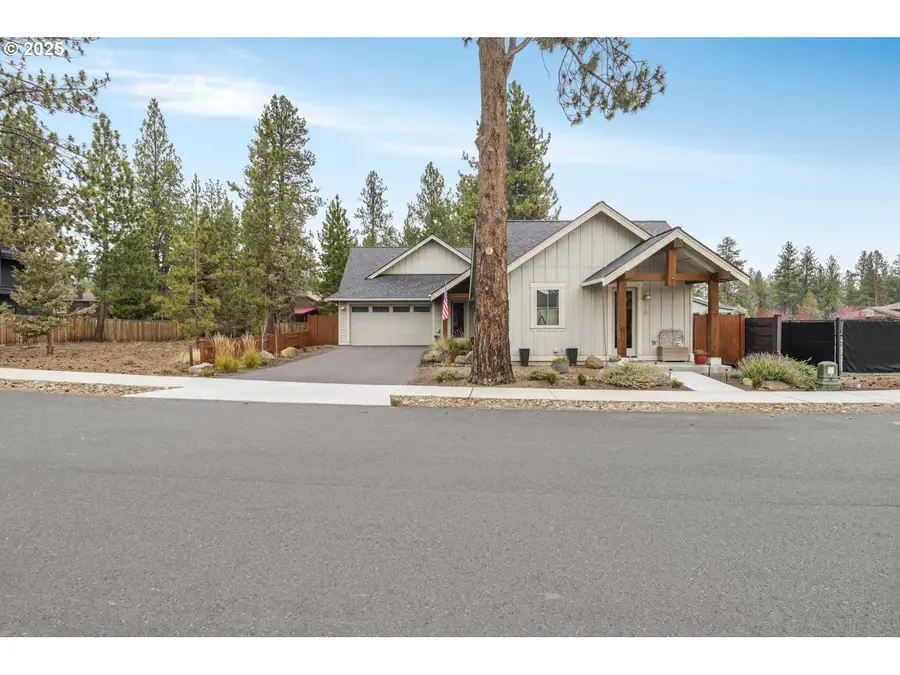 110 W Heising Dr, Sisters, OR 97759 - Image #2