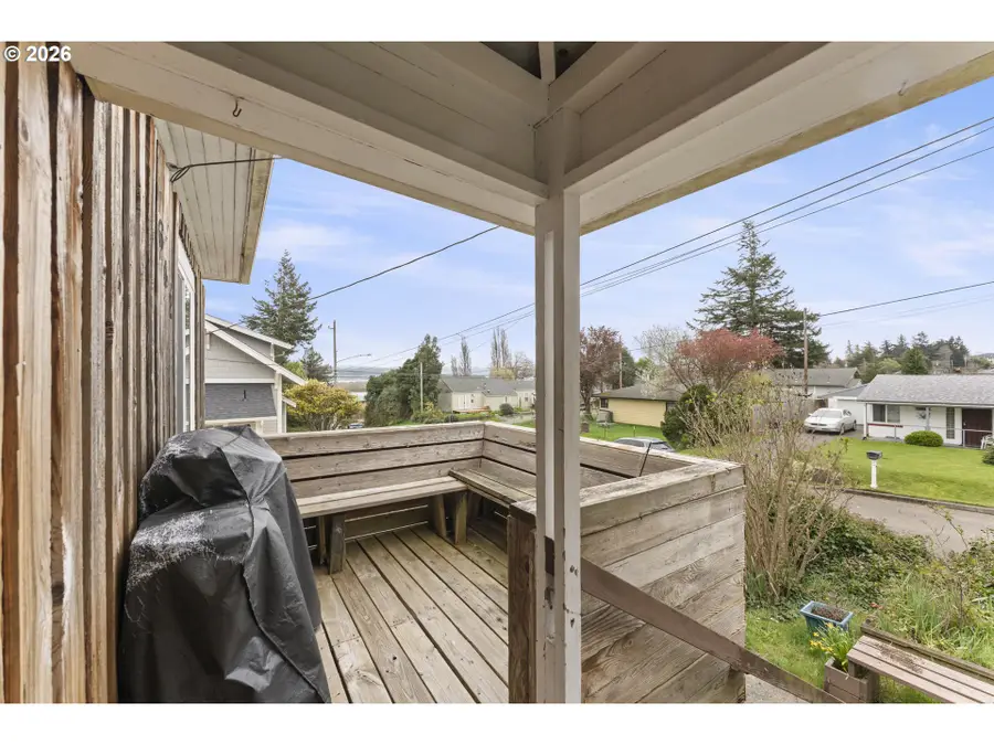 642 Clark St, North Bend, OR 97459 - #3