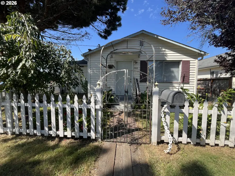 795 Laurel Ave, Reedsport, OR 97467 - #2