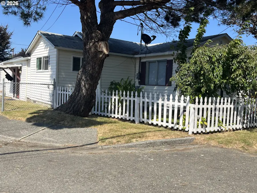 795 Laurel Ave, Reedsport, OR 97467 - #3