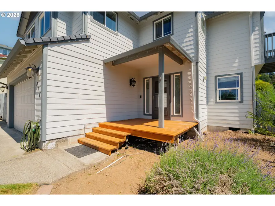 414 N 3rd Pl, Kalama, WA 98625 - #3