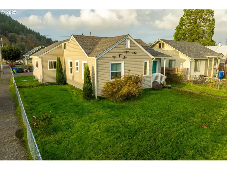 1289 Ivy Ave, Reedsport, OR 97467 - Image #2