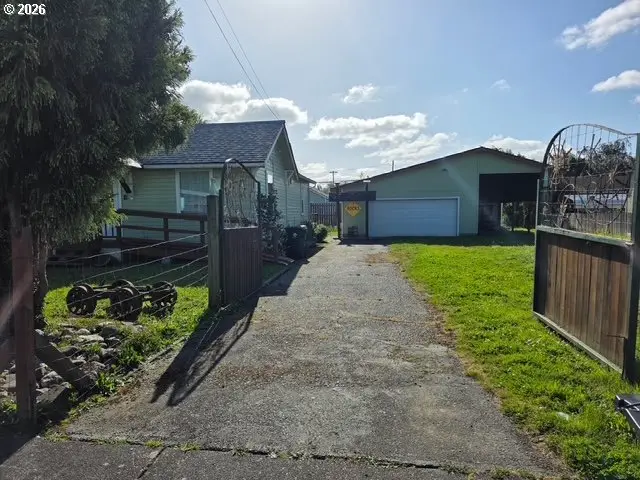 812 B St, Myrtle Point, OR 97458 - #2