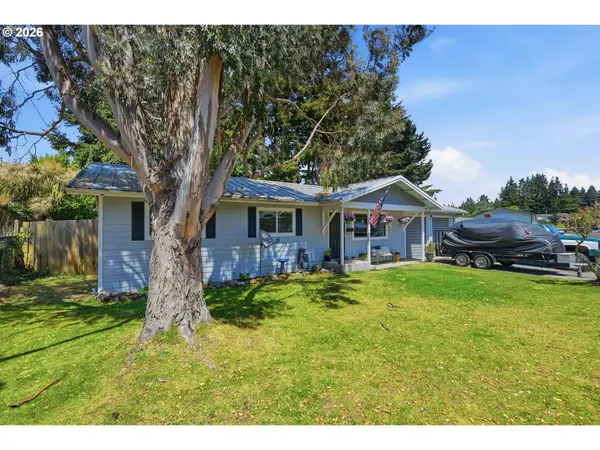 3854 Vista Dr, NorthBend, OR 97459