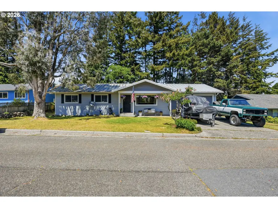3854 Vista Dr, North Bend, OR 97459 - #2