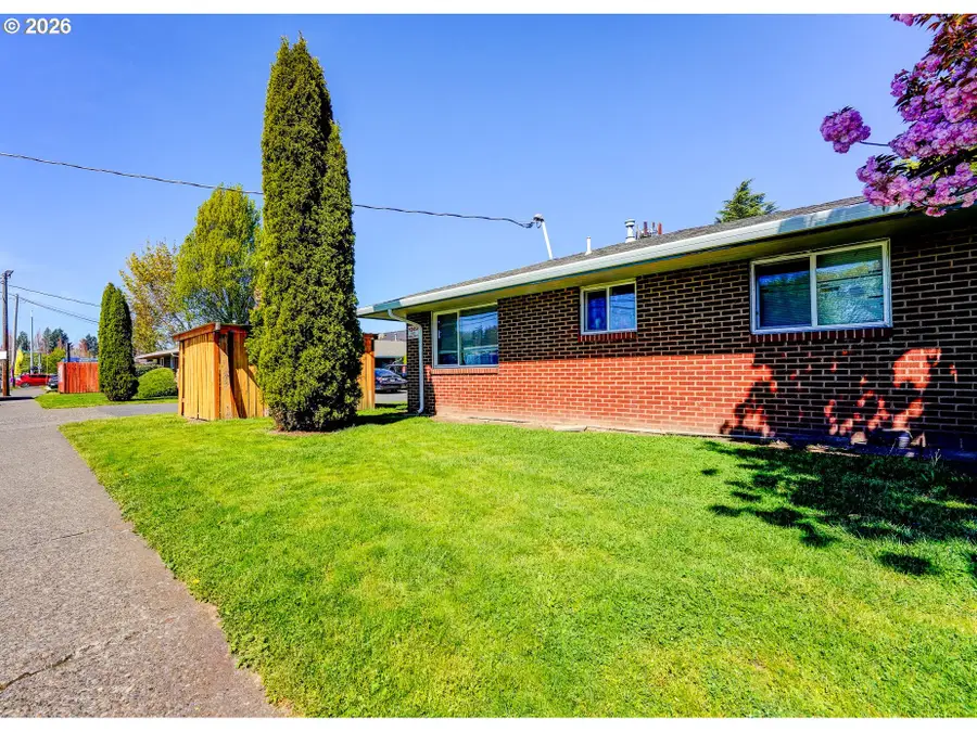 1049 SE Walnut St, Hillsboro, OR 97123 - #2