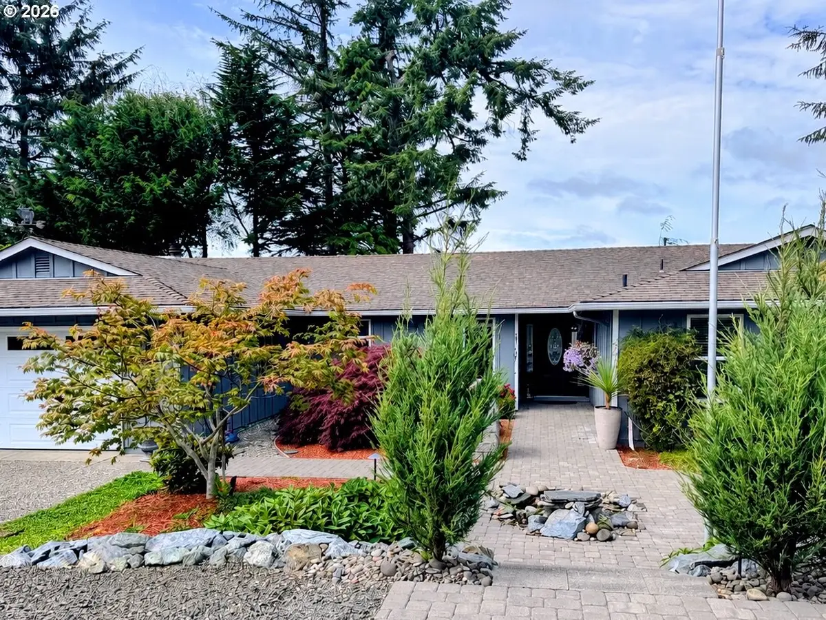 1689 Applewood Dr, Coos Bay, OR 97420 - #1