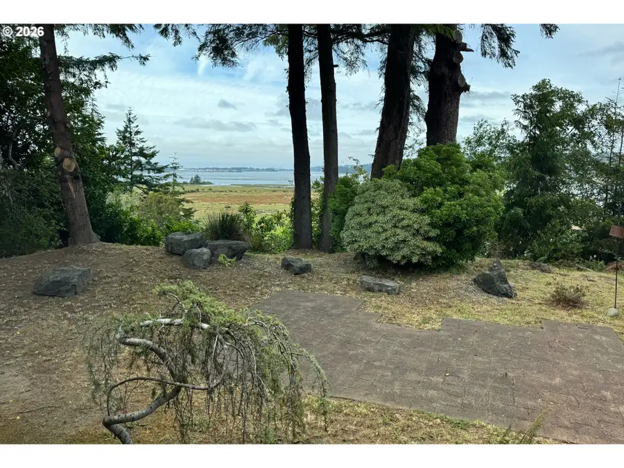1689 Applewood Dr, Coos Bay, OR 97420 - #2