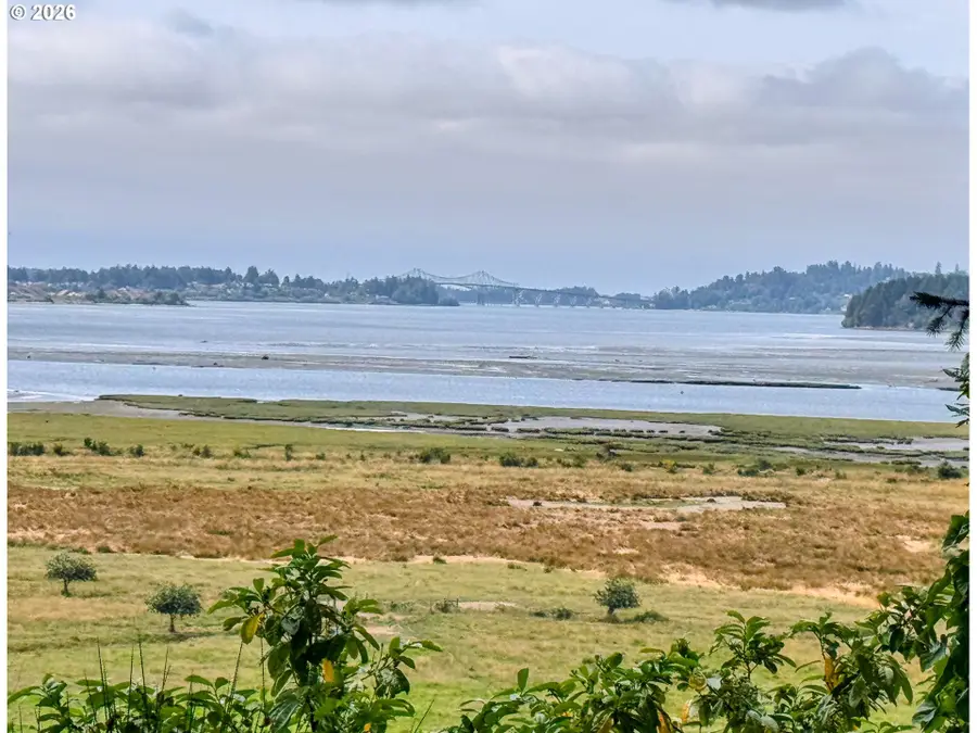 1689 Applewood Dr, Coos Bay, OR 97420 - #3