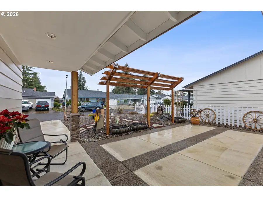 698 S Cascade Dr, Woodburn, OR 97071 - Image #2