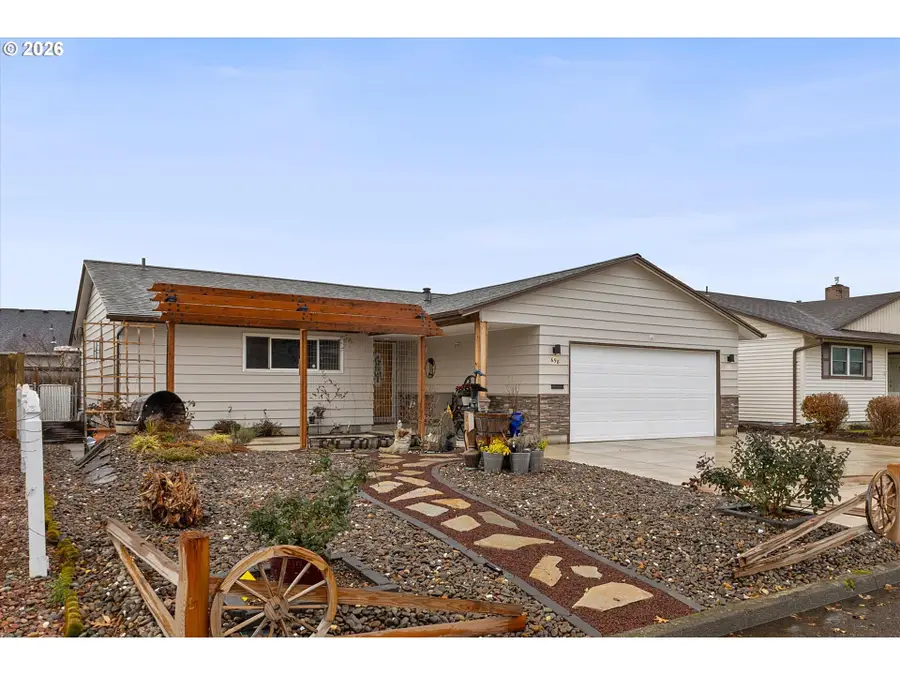 698 S Cascade Dr, Woodburn, OR 97071 - Image #3