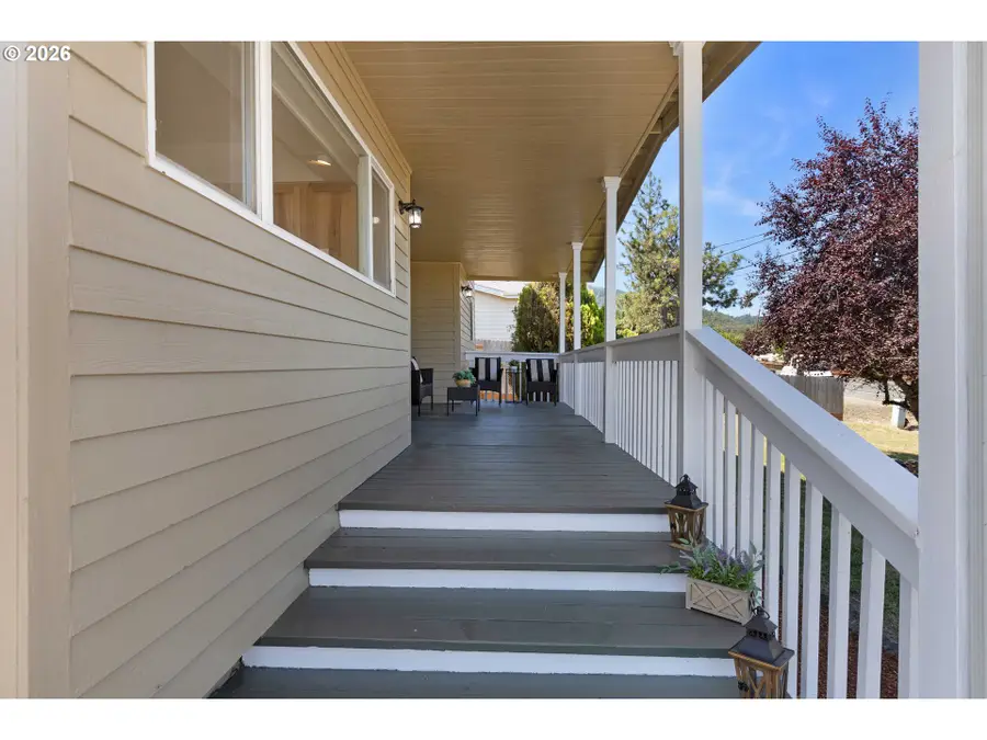 1402 Lookingglass Rd, Roseburg, OR 97471 - #2