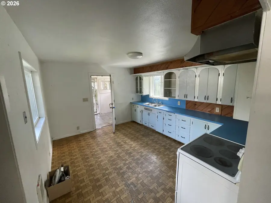 911 NE Newton Creek Rd, Roseburg, OR 97470 - #3