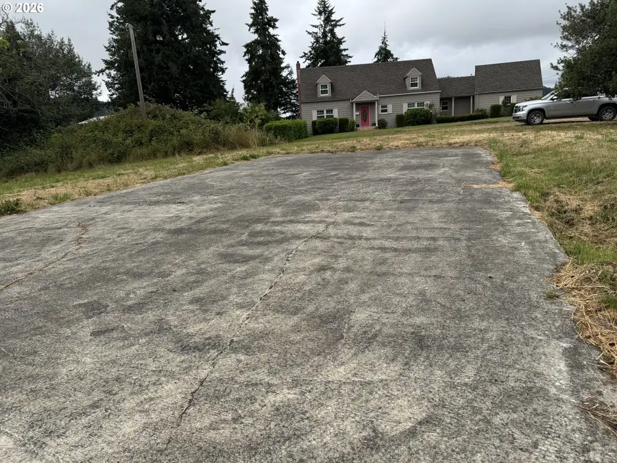 206 Border St, Myrtle Point, OR 97458 - #2