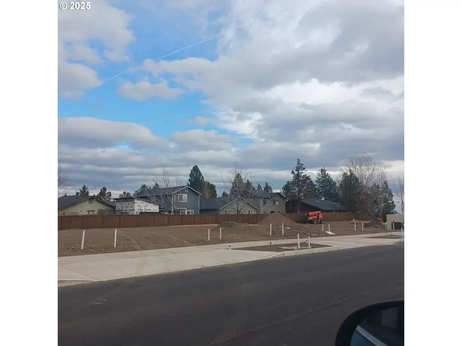 3151 NE Wells Acres Rd, Bend, OR 97701 - Image #2