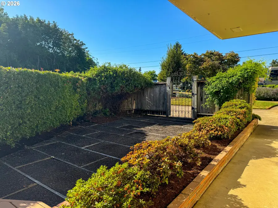 2641 Castle Dr, Springfield, OR 97477 - #3